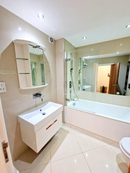 Modern Hyde Park Home With Private Entrance & Private Back Patio Near Bayswater & Paddington Stations ロンドン エクステリア 写真