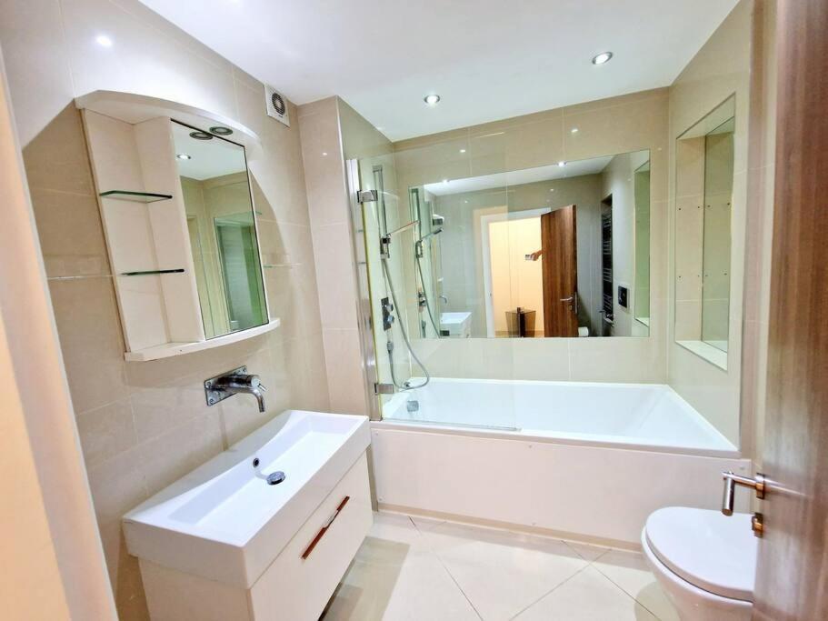 Modern Hyde Park Home With Private Entrance & Private Back Patio Near Bayswater & Paddington Stations ロンドン エクステリア 写真